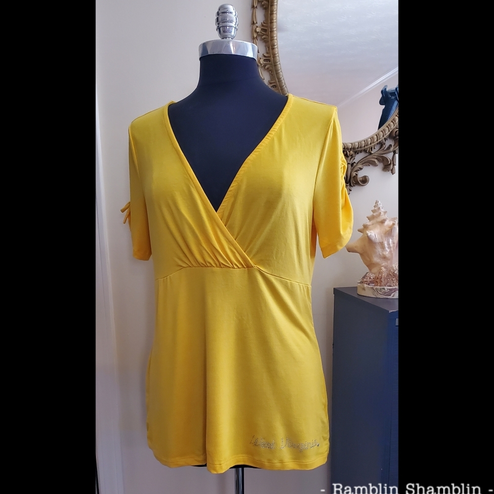 XL Gold V-neck Top w/Sparkle West Virginia logo